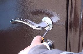 Замена дверной ручки металлической двери в Южноуральске