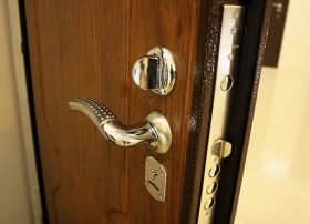 Замена входной двери в квартире в Южноуральске